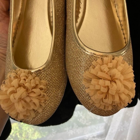 Nine West Gold Women's Flats with a Gold Flower Detail 5 1/2 - Picture 3 of 8